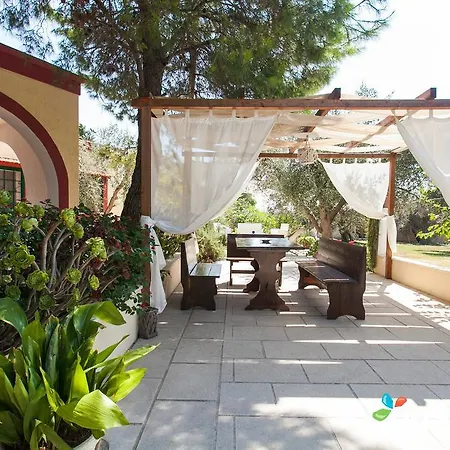 Couette-café Santa Venardia 3*